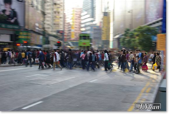 步伐快速的香港街頭