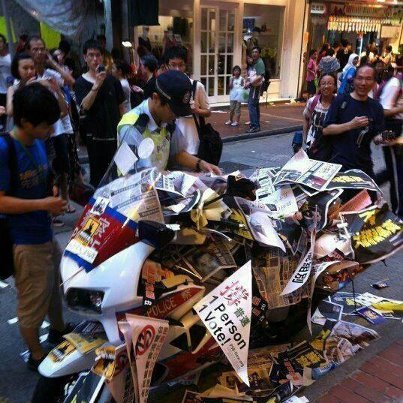漂亮的警察電單車